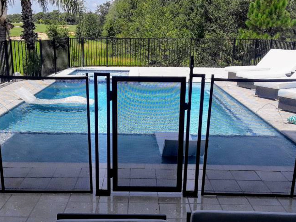 self-closing and self-latching pool fence gate